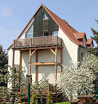 Blick auf Garten, Carport und Terasse